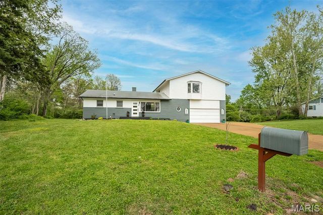 270 E Skyline Drive, Ballwin, MO 63011