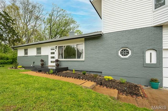 270 E Skyline Drive, Ballwin, MO 63011