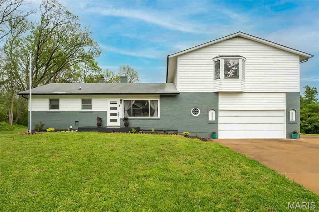 270 E Skyline Drive, Ballwin, MO 63011