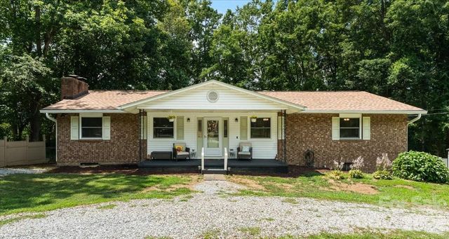 216 Dundeve Circle, Hendersonville, NC 28792