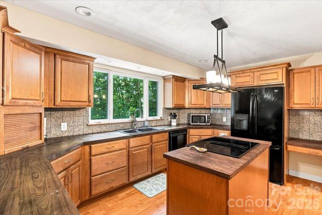 216 Dundeve Circle, Hendersonville, NC 28792