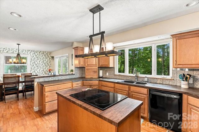 216 Dundeve Circle, Hendersonville, NC 28792