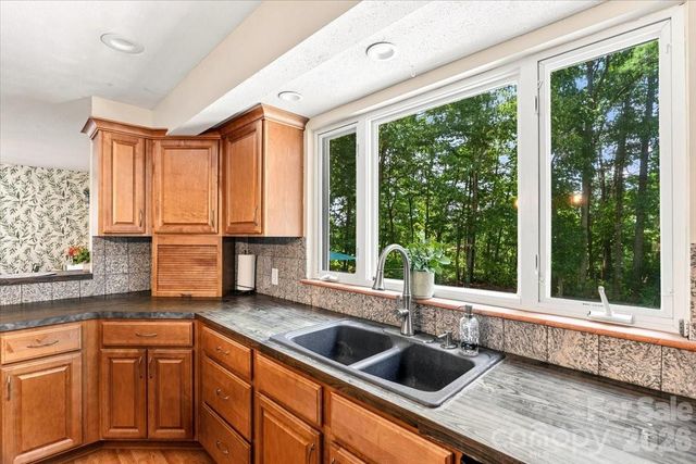 216 Dundeve Circle, Hendersonville, NC 28792