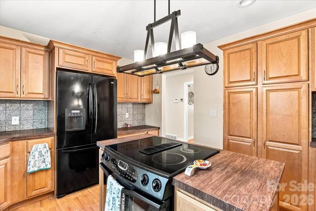 216 Dundeve Circle, Hendersonville, NC 28792