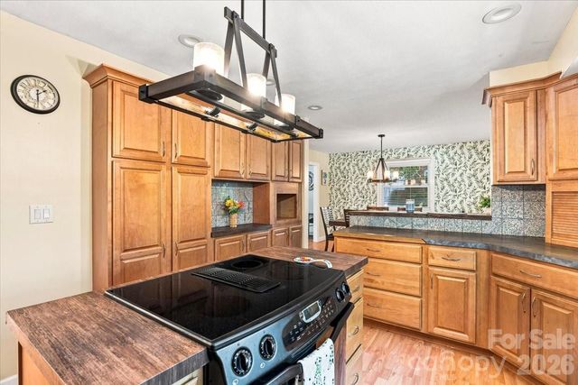 216 Dundeve Circle, Hendersonville, NC 28792