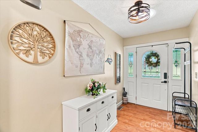 216 Dundeve Circle, Hendersonville, NC 28792