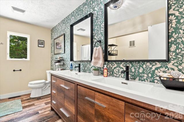 216 Dundeve Circle, Hendersonville, NC 28792