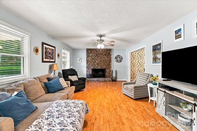 216 Dundeve Circle, Hendersonville, NC 28792
