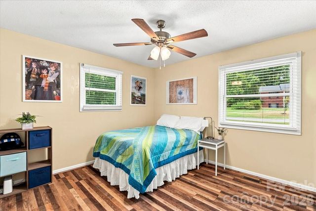 216 Dundeve Circle, Hendersonville, NC 28792