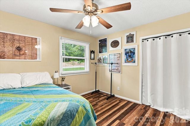 216 Dundeve Circle, Hendersonville, NC 28792