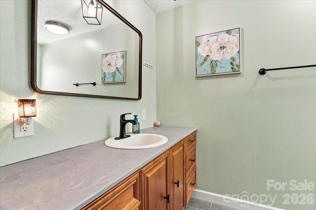 216 Dundeve Circle, Hendersonville, NC 28792
