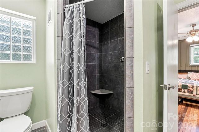 216 Dundeve Circle, Hendersonville, NC 28792