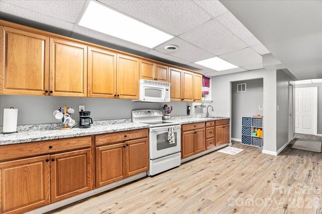 216 Dundeve Circle, Hendersonville, NC 28792