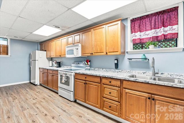 216 Dundeve Circle, Hendersonville, NC 28792