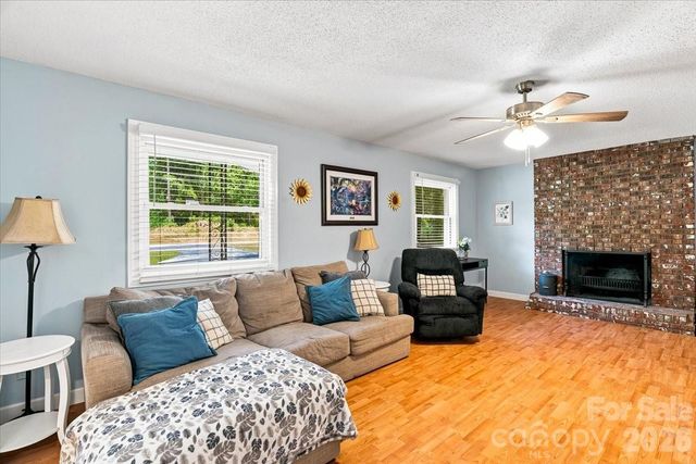 216 Dundeve Circle, Hendersonville, NC 28792