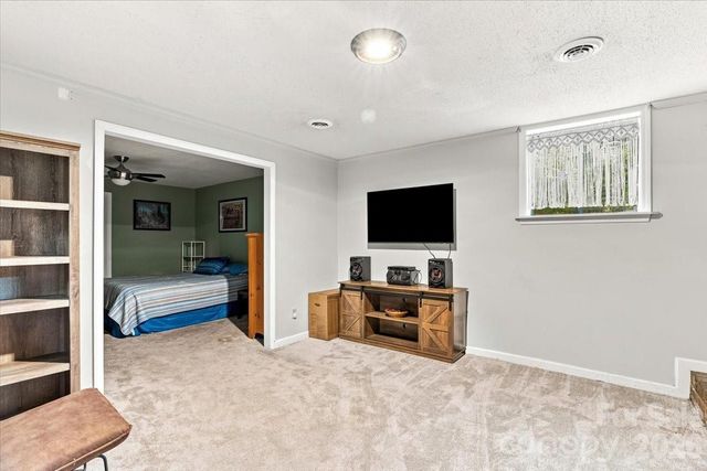 216 Dundeve Circle, Hendersonville, NC 28792