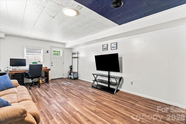 216 Dundeve Circle, Hendersonville, NC 28792