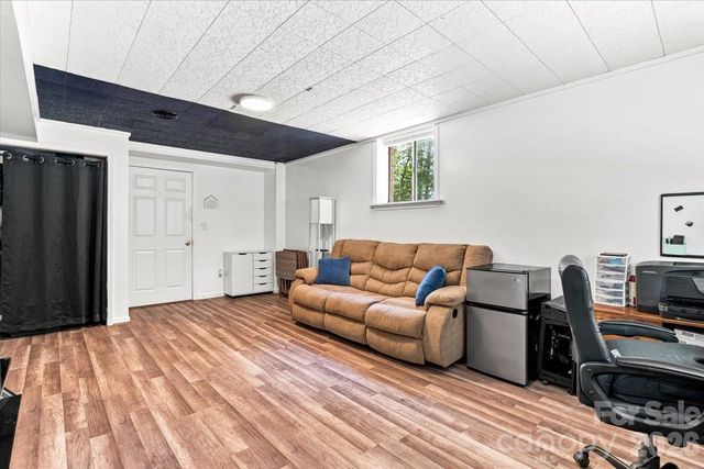 216 Dundeve Circle, Hendersonville, NC 28792
