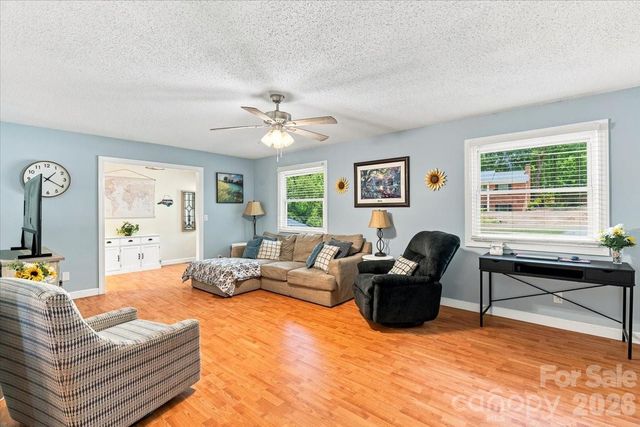 216 Dundeve Circle, Hendersonville, NC 28792