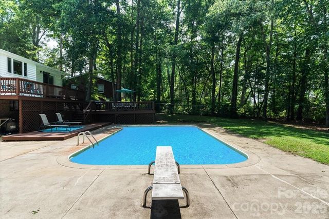 216 Dundeve Circle, Hendersonville, NC 28792