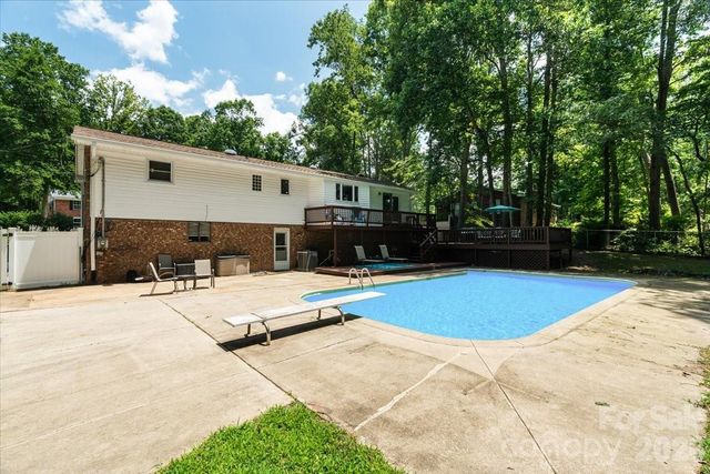 216 Dundeve Circle, Hendersonville, NC 28792