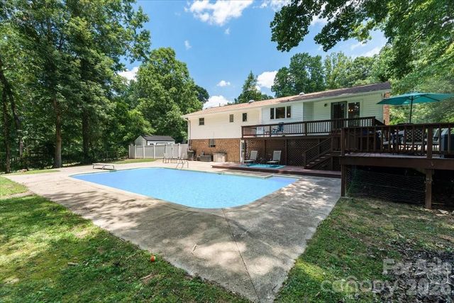 216 Dundeve Circle, Hendersonville, NC 28792