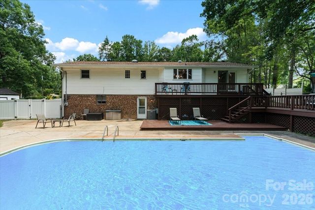 216 Dundeve Circle, Hendersonville, NC 28792