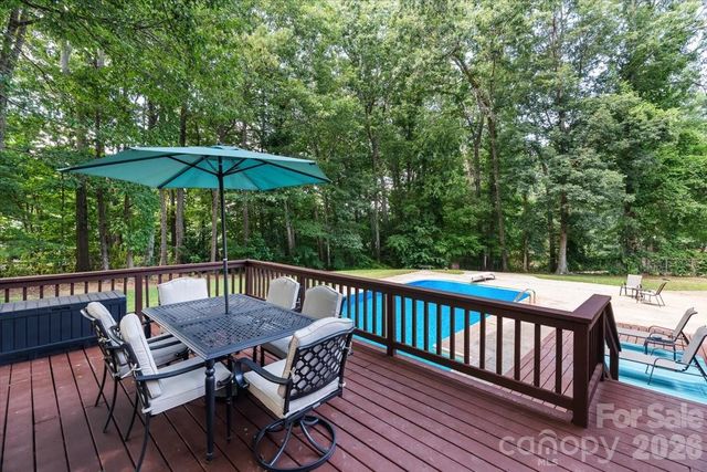 216 Dundeve Circle, Hendersonville, NC 28792