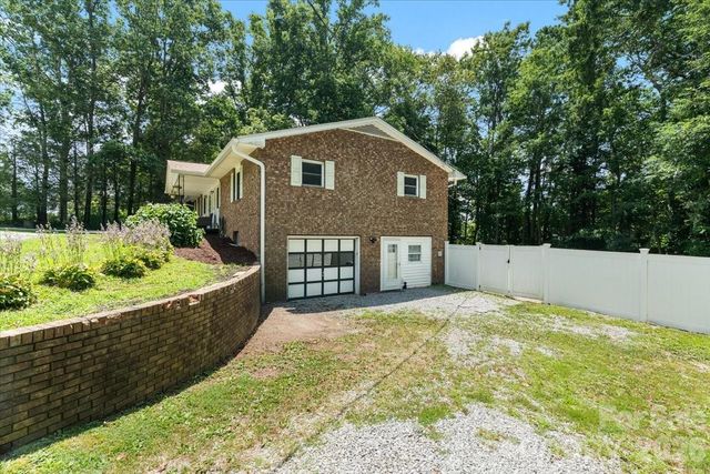 216 Dundeve Circle, Hendersonville, NC 28792