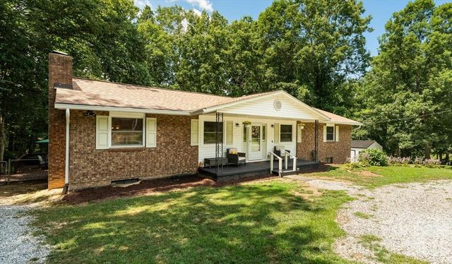 216 Dundeve Circle, Hendersonville, NC 28792