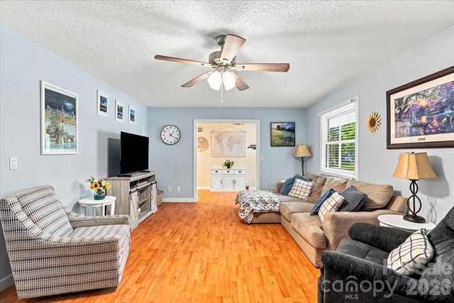 216 Dundeve Circle, Hendersonville, NC 28792