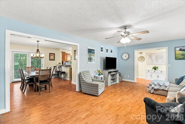 216 Dundeve Circle, Hendersonville, NC 28792