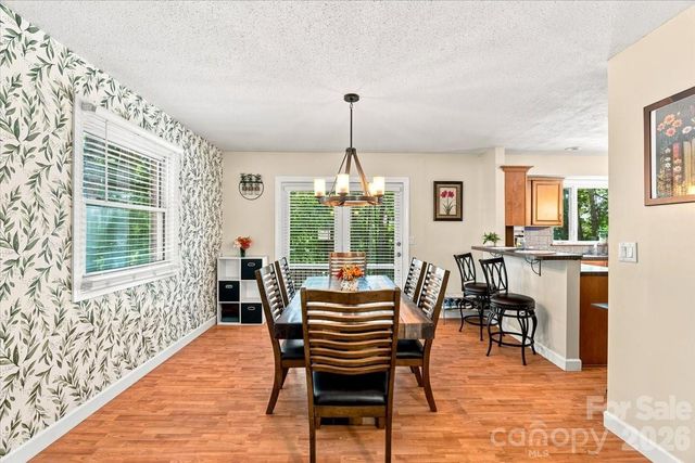 216 Dundeve Circle, Hendersonville, NC 28792