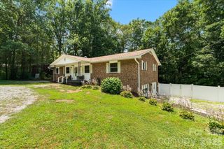 216 Dundeve Circle, Hendersonville, NC 28792