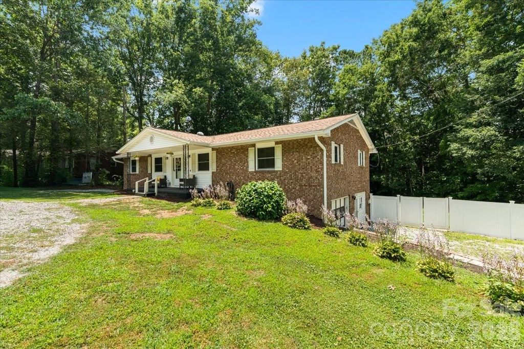 216 Dundeve Circle, Hendersonville, NC 28792