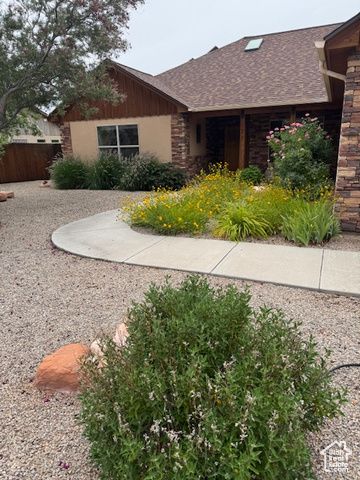 827 N PALISADE DR, Moab, UT 84532