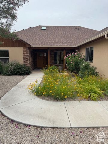 827 N PALISADE DR, Moab, UT 84532