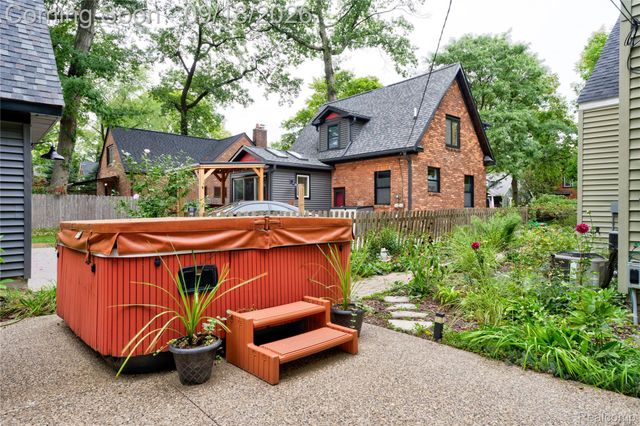 88 Amherst Road, Pleasant Ridge, MI 48069