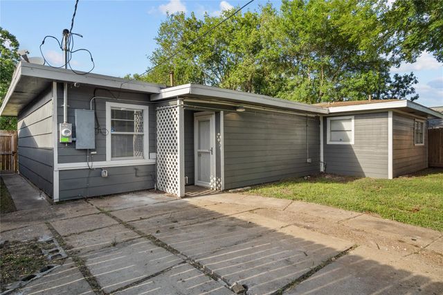 1909 16th Avenue N, Texas City, TX 77590