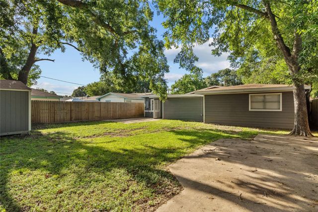 1909 16th Avenue N, Texas City, TX 77590