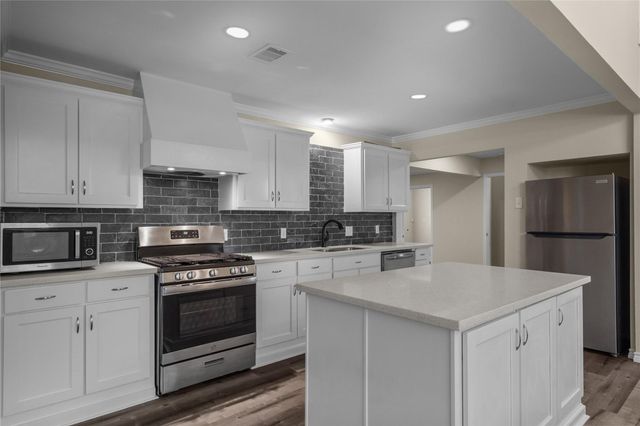 1909 16th Avenue N, Texas City, TX 77590