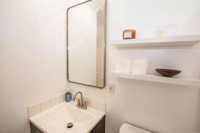 2094 Thibodo Ct, Vista, CA 92081