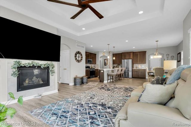 8057 Timber Trail, White Lake, MI 48386