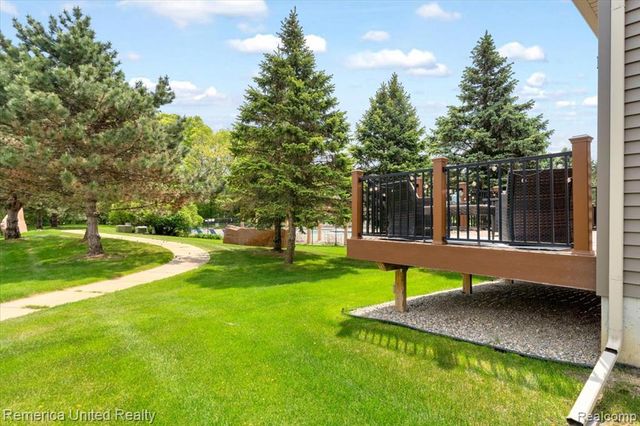 8057 Timber Trail, White Lake, MI 48386