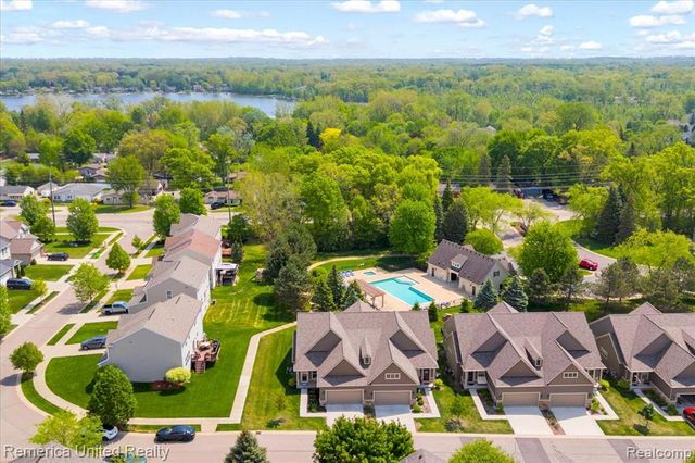 8057 Timber Trail, White Lake, MI 48386