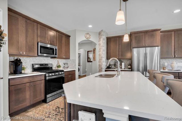 8057 Timber Trail, White Lake, MI 48386