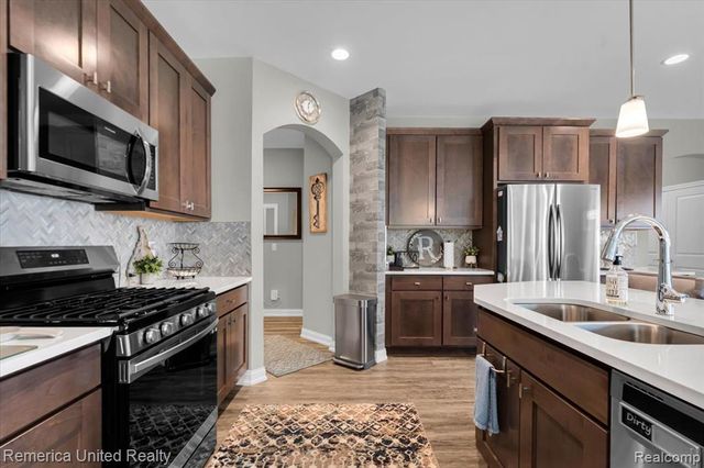 8057 Timber Trail, White Lake, MI 48386