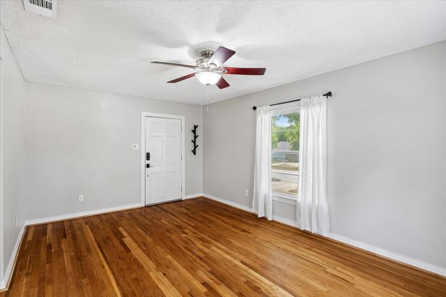 4708 Calmont Avenue, Fort Worth, TX 76107