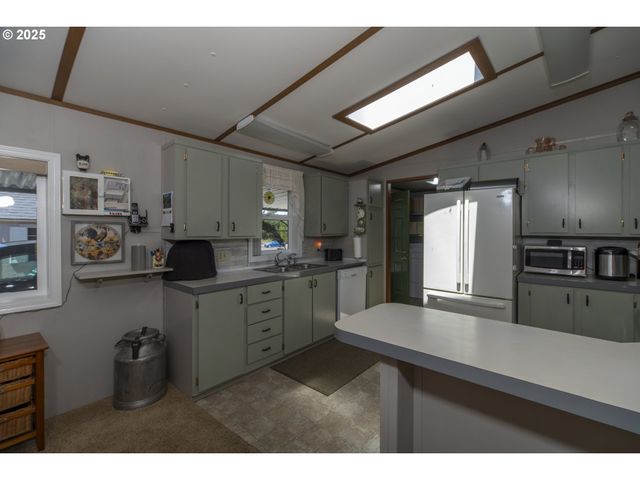 420 LEELO Ct, Florence, OR 97439