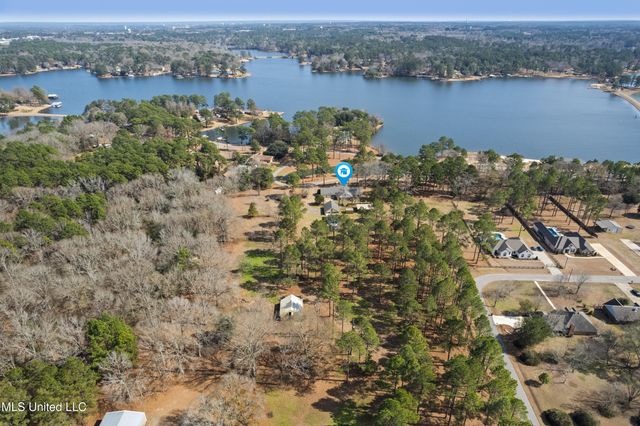 269 W Lake Road, Hattiesburg, MS 39402